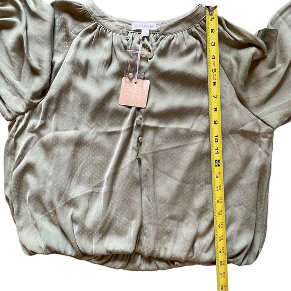 Blu Pepper Green Crop Balloon Shirt. New with tags. Size Large - Picture 9 of 10